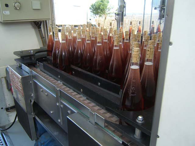 meb18 1.JPG - Le temps passé sur la table d'accumulation permet au bouchon de reprendre sa forme dans le goulot de la bouteille pour une meilleure étanchéité.